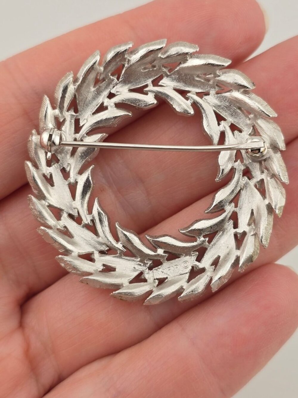 Vintage Trifari Silver-Tone Textured Leaf Wreath Brooch Pin Circular 2" - Picture 4 of 6